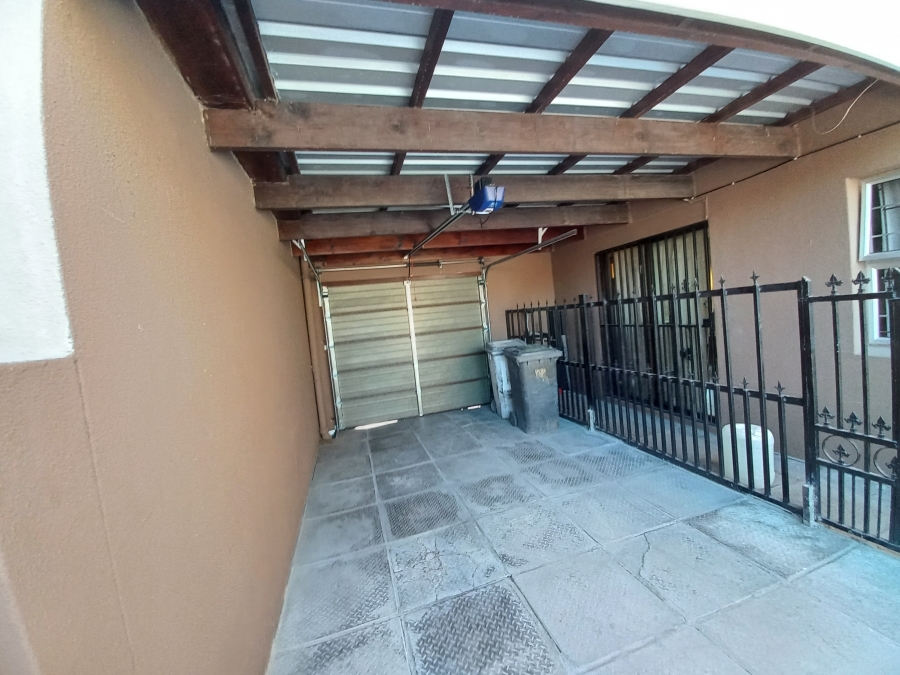 To Let 3 Bedroom Property for Rent in Gatesville Western Cape
